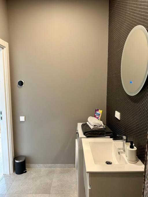 Modern Central Apartment Riga Retreat 外观 照片